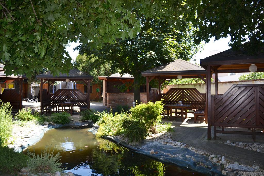Hotel U Racka Ostrožská Nová Ves Buitenkant foto