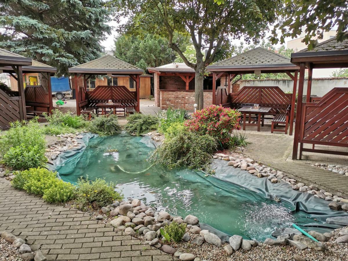 Hotel U Racka Ostrožská Nová Ves Buitenkant foto